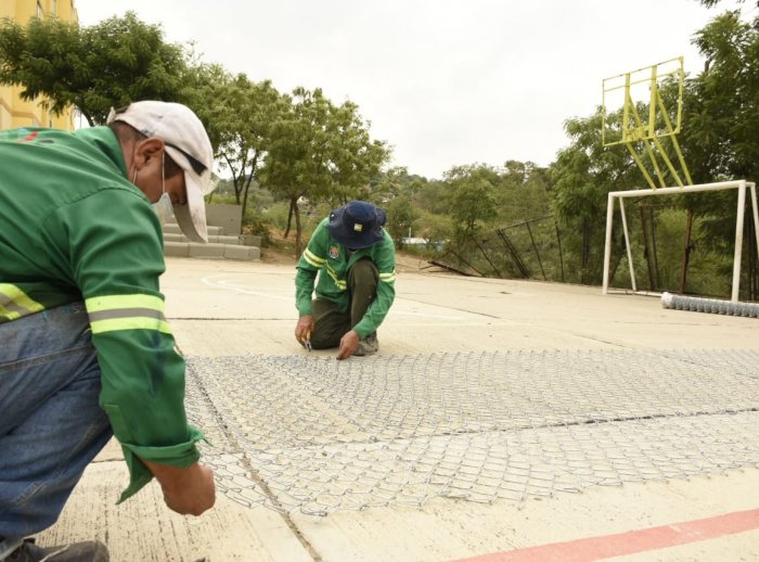 Las grietas del piso se repararon con cemento.