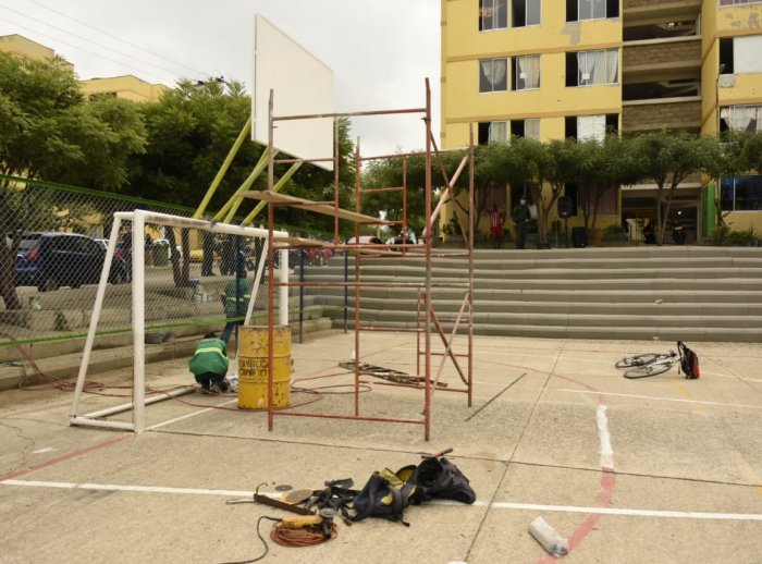 Los arcos de la cancha fueron pintados.