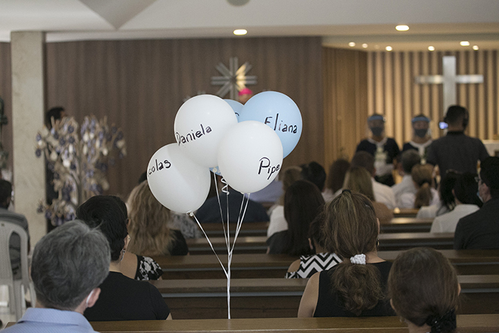 Globos con nombres de la familia Rangel Páez.