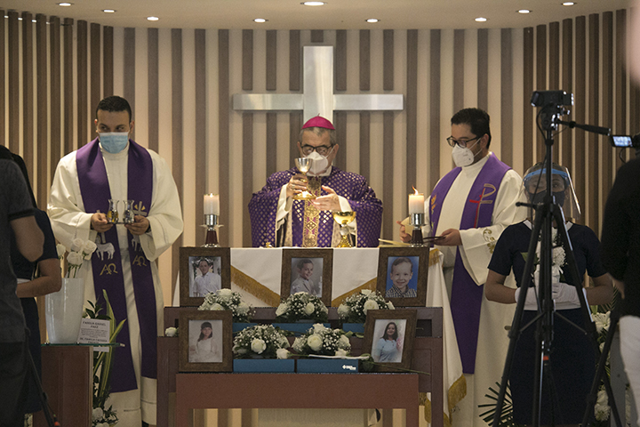 Monseñor Víctor Manuel Ochoa Cadavid celebró la santa misa de la familia Rangel Páez.