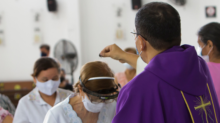 Este año los feligreses vivieron un miércoles de ceniza atípico 