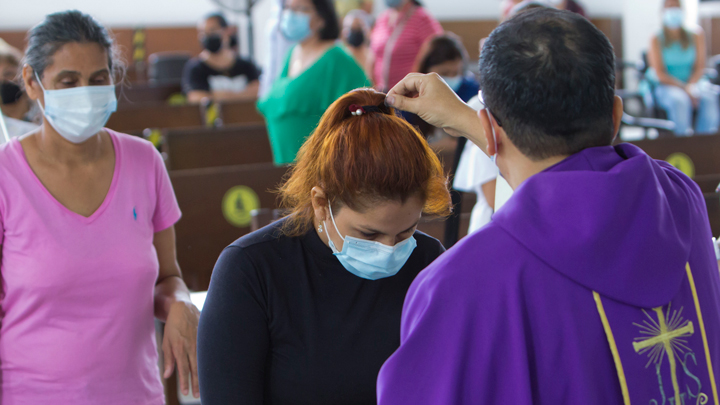 A cada feligrés se le derramó  un poco de este polvo en la cabeza de los feligreses, 
