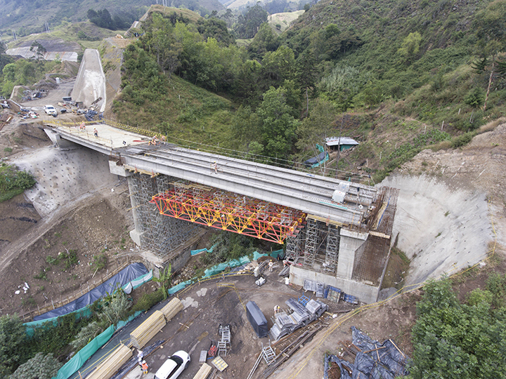 Viaducto El Naranjo 210 es un puente de 55 metros de longitud.