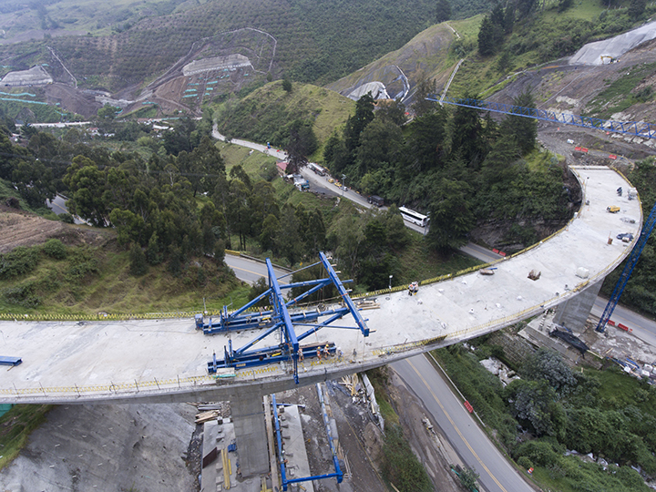 Puente curvo de 170 metros de longitud.