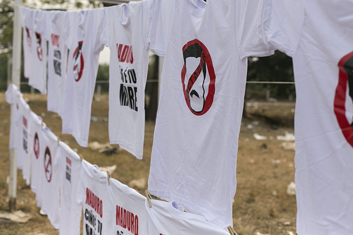 Camisetas en rechazo al régimen de Nicolás Maduro.