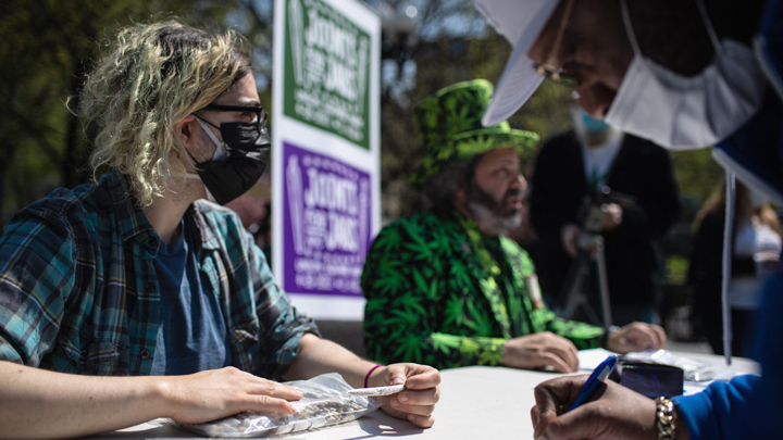 Militantes de la legalización de la marihuana causaron sensación el martes en Manhattan 