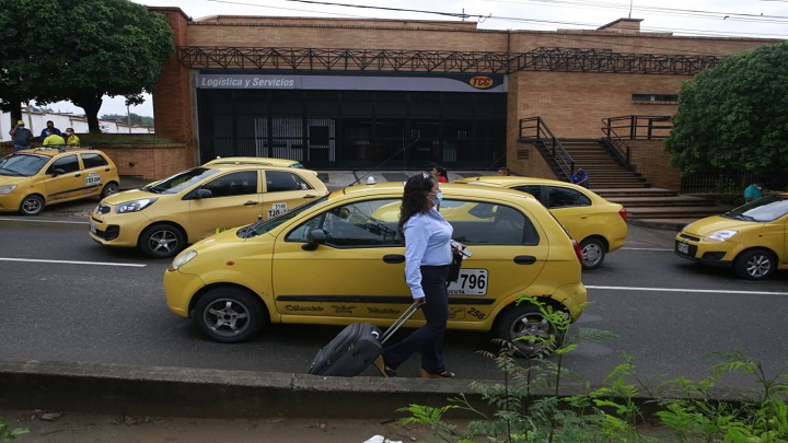 Los viajeros buscan en qué movilizarse debido a que no hay paso hacia el aeropuerto Camilo Daza.