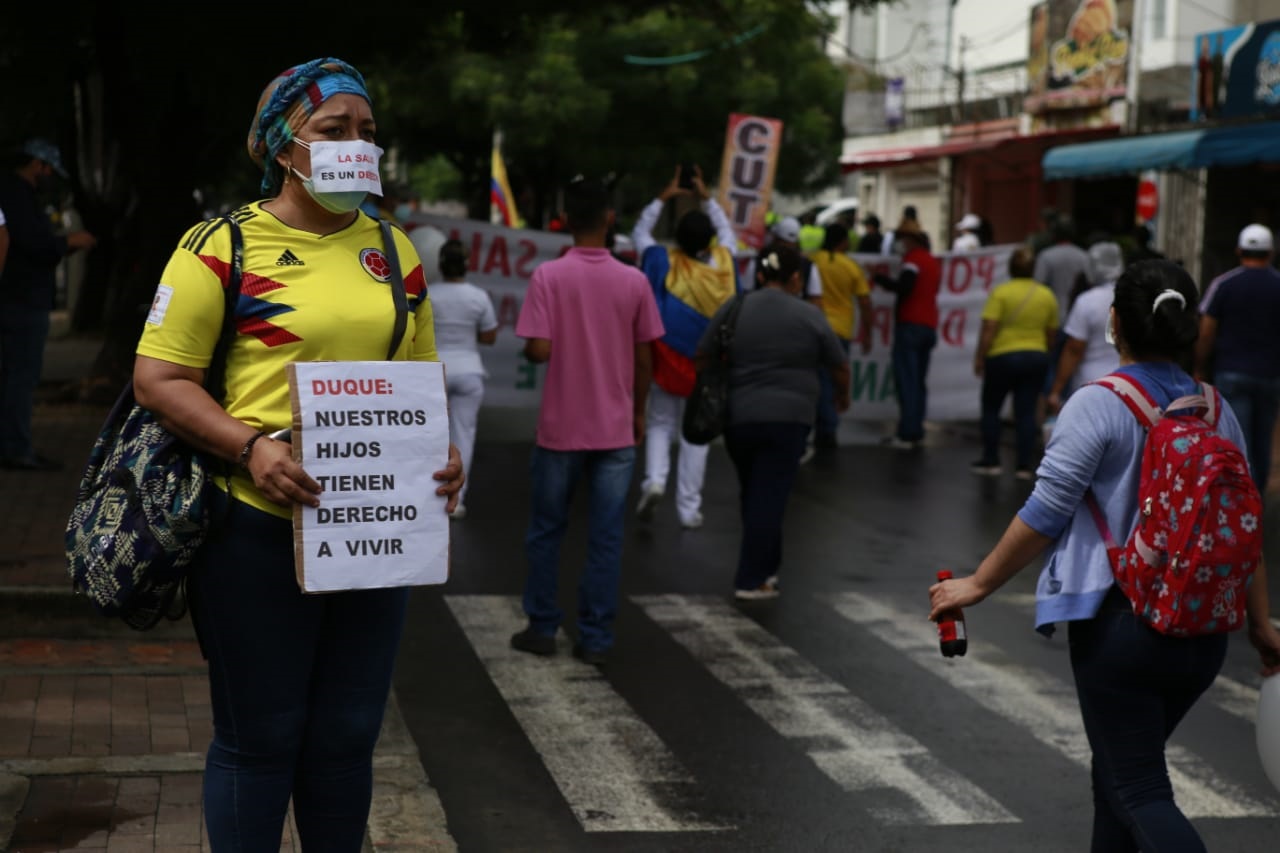 Vestidos con la camiseta de la Selección participan del #ParoNacional5M