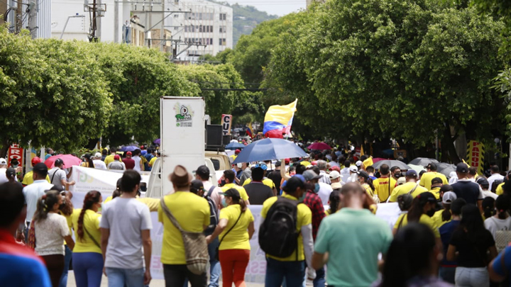 Sindicatos, docentes y ciudadanos marcharon pacíficamente 