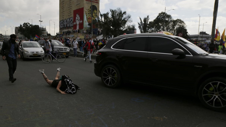 Una camioneta atropelló a joven manifestante en Bogotá