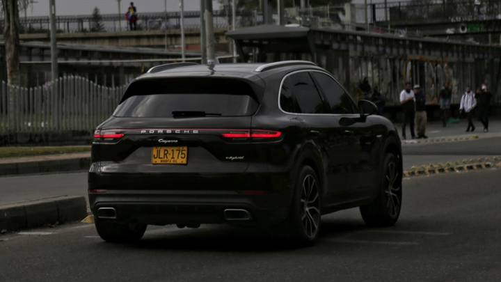 Una camioneta negra Porsche Cayenne, de placas JLR175