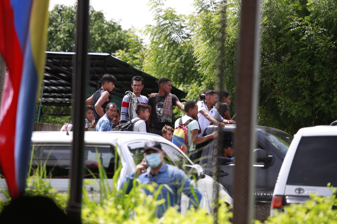 Varios campesinos llegaron en camiones a la Audiencia.