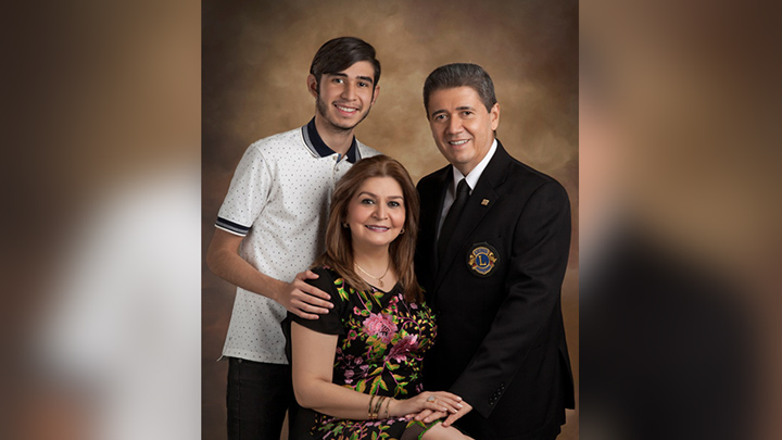 Lucy Colmenares junto a su esposo Álvaro Martínez García y su hijo José Alejandro Martínez Colmenares.