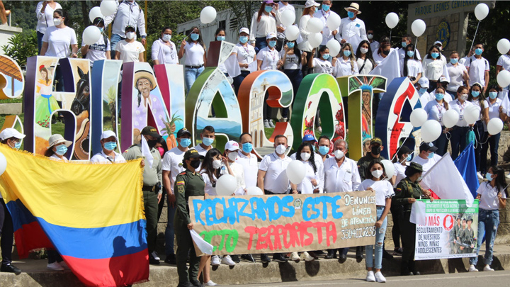 Vestidos con camisetas blancas y portando globos dijero NO a la violencia