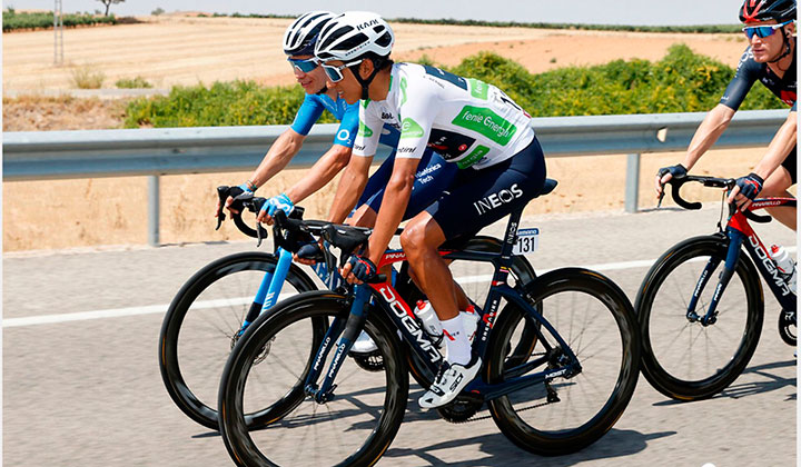 Miguel Ángel López y Egan Bernal dan pelea en la general de la Vuelta a