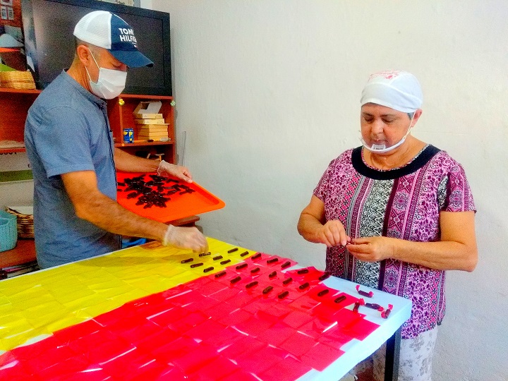 El último paso es envolver los dulces en papel celofán.