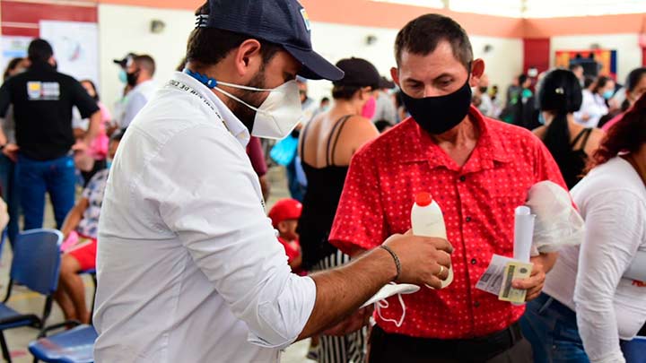 El secretario de Gestión de Riesgo, Huber Plaza, ofrece aquí información a un usuario./Foto Cortesía