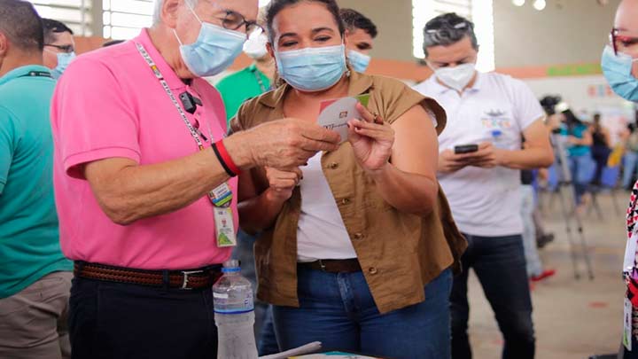 El alcalde Jairo Yáñez atendió personalmente a los asistentes./Foto cortesía.