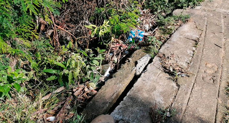 La calle por donde pasa el canal tiene profundas grietas, producto de la humedad que genera el caño.