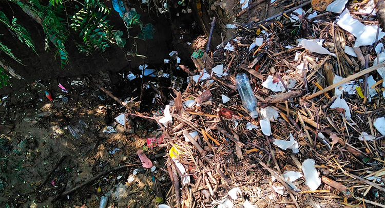 Los escombros hacen que el canal se desborde con las lluvias y afecte las viviendas.