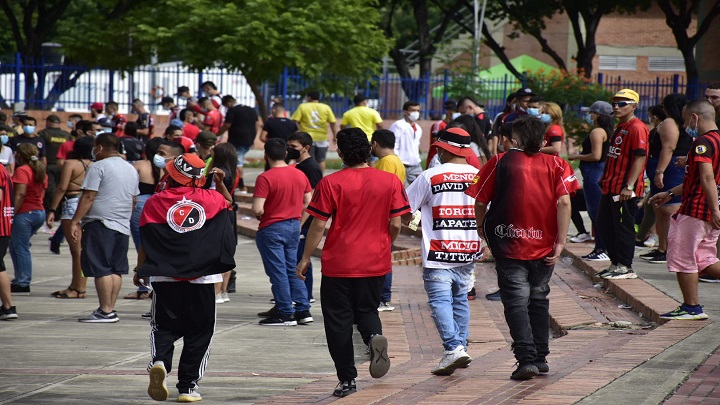 Con banderas alusivas al equipo rojinegro llegaron algunos hinchas./Foto: Pablo Castillo - La Opinión