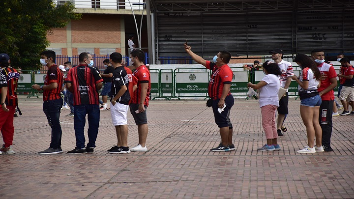 Los fanáticos no perdieron oportunidad para hacerse fotos del emotivo regreso de su equipo./Foto: Pablo Castillo - La Opinión