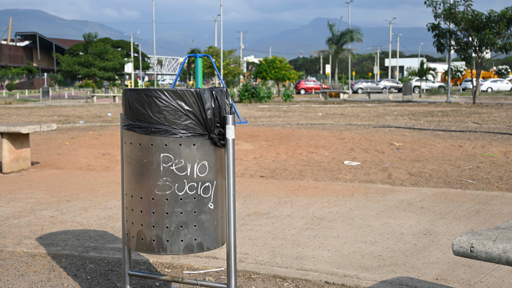 Los visitantes no les dan el uso adecuado a las cestas de basura y en vez de cuidarlas, las dañan.