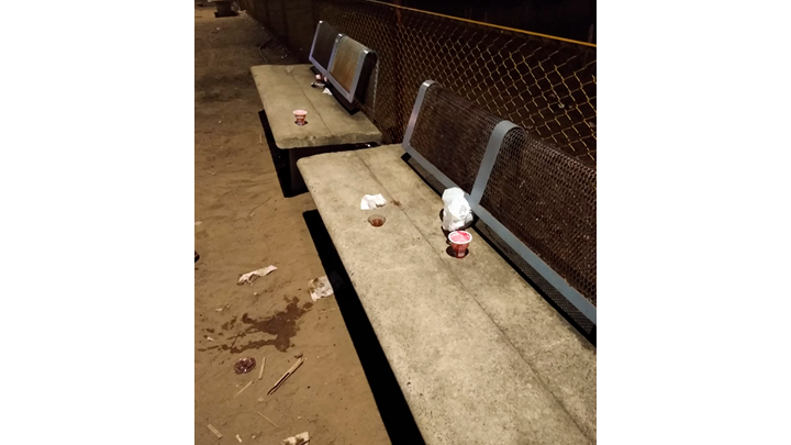 En las noches es donde más se ve presencia de basuras hasta en las bancas del parque. 