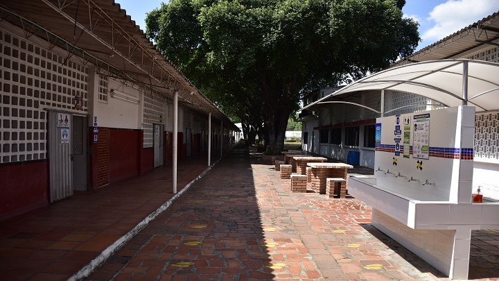 Áreas de desinfección en el Instituto Técnico Guaimaral. / Foto: Pablo Castillo / La Opinión 