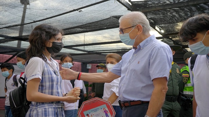 Alcalde Jairo Yáñez le dio la bienvenida a los estudiantes de Cúcuta. / Foto: Cortesía / La Opinión 