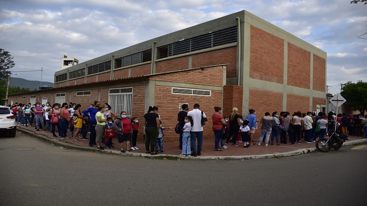 Los padres de familia acompañaron a sus hijos en el regreso a clases. / Foto: Pablo Castillo / La Opinión 