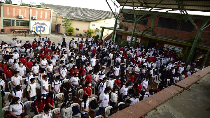 Estudiantes del Instituto Técnico Mario Pezzoti Lemus . / Foto : Pablo Castillo / La Opinión 