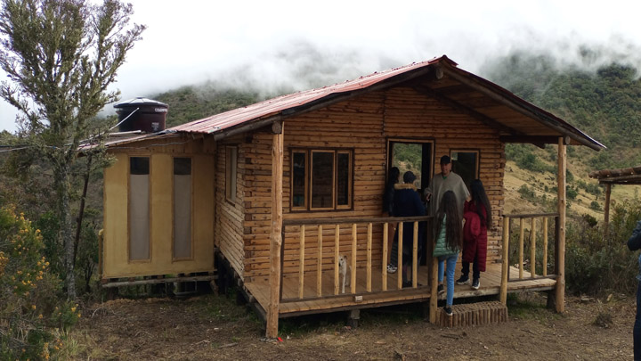 Cabaña ecoturística en la parte alta de la laguna.