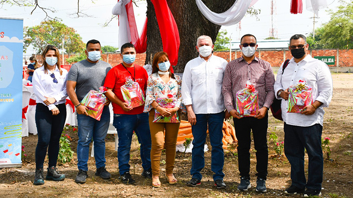 Periodistas: Carlos Alvarado, Fermin Alviarez, Olga Lucia Cotamo, Cúcuta; y demás periodistas Fabián Silva, Raúl Garzón.