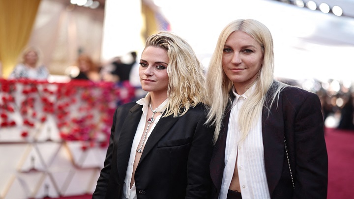 Kristen Stewart y Dylan Meyer (pareja) llegaron juntas a la gala de los Óscar luciendo atuendos poco comunes./Foto: AFP