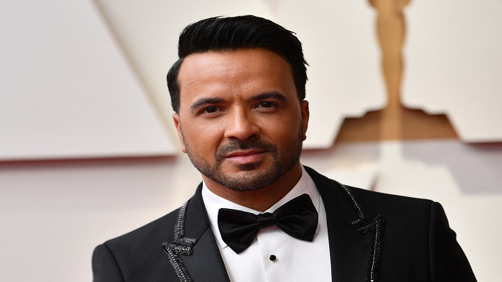 El cantante puertorriqueño Luis Fonsi asistió con un traje formal tradicional./Foto: AFP