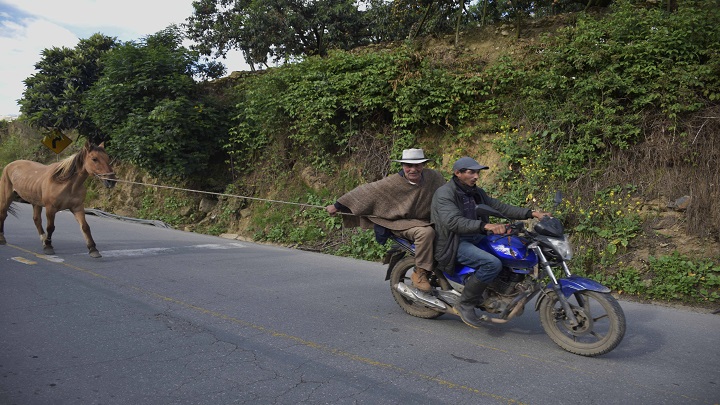 Campesinos en la carretera de Chitagá. / Foto: Pablo Castillo / La Opinión 