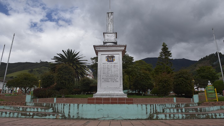 Columna Paso del Libertador en el parque principal. / Foto: Pablo Castillo / La Opinión 