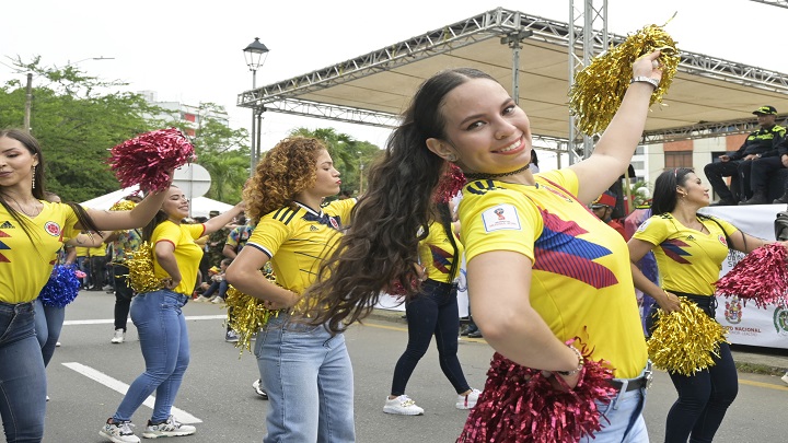 Asociaciones civiles llevaron el baile al Malecón. 