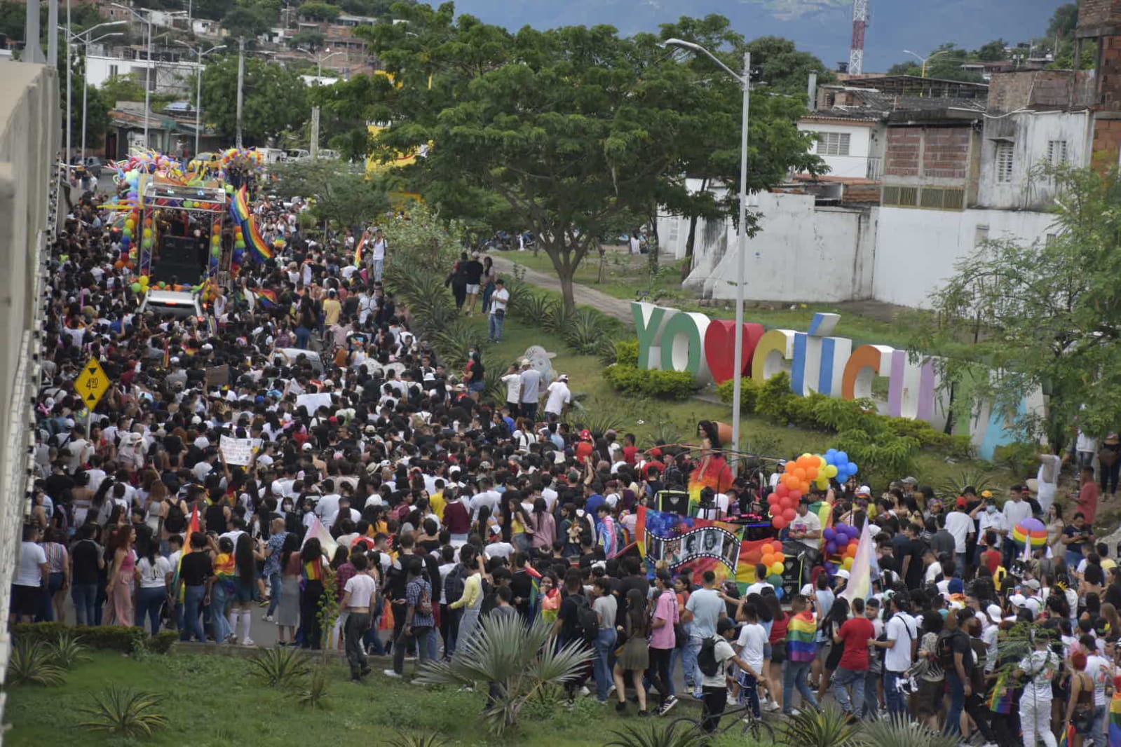 Una hermosa muestra de diversidad y respeto. (Foto: Pablo Castillo / La Opinión)