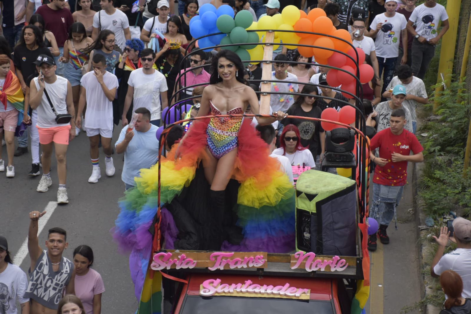 Las bellas y coloridas carrozas sobresalen en la marcha. (Foto Pablo Castillo / La Opinión)