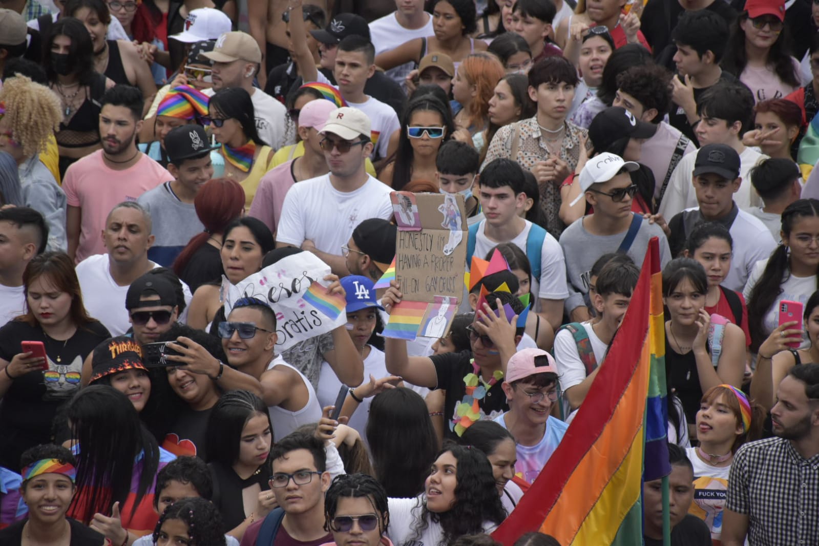 Con bellos mensajes, se acompaña la caminata. (Foto Pablo Castillo / La Opinión)