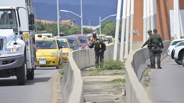 Una bolsa que fue abandonada con un gato muerto, en mitad del puente vehicular, generó la alarma./Foto: Jorge Gutiérrez - La Opinión