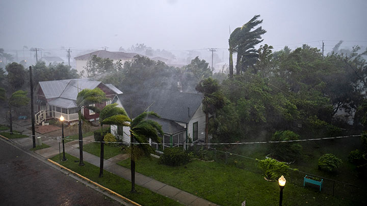 De 11 millones de clientes en Florida, 1.044.000 sufrieron cortes de energía.