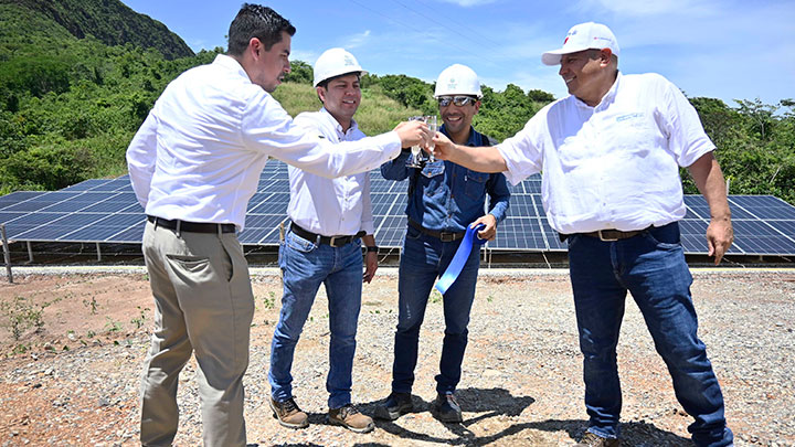 Después del corte de la cinta de inauguración hubo un brindis. / Foto: Jorge Iván Gutiérrez - La Opinión