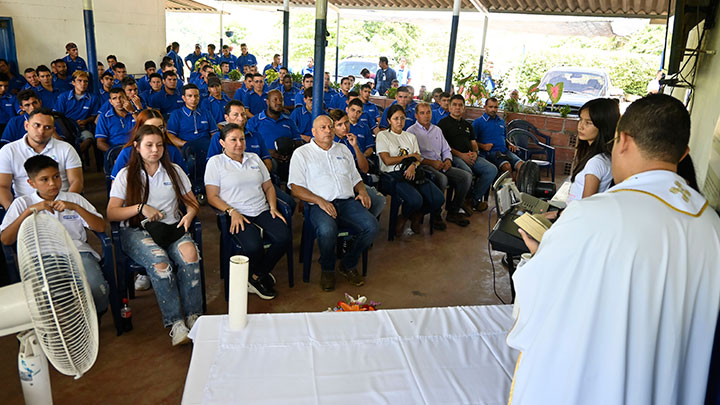 Minutos antes de la inauguración del sistema de paneles solares se desarrolló una misa de acción de gracias. / Foto: Jorge Iván Gutiérrez