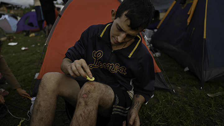 Cientos de migrantes venezolanos caminan en fila por la selva del Darién./Foto: AFP