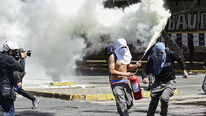 Turbas de personas saquearon tres supermercados, una farmacia y una juguetería./Foto: AFP