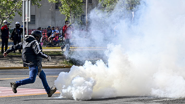 El balance de este miércoles mencionó 24 policías y 18 civiles heridos./Foto: AFP