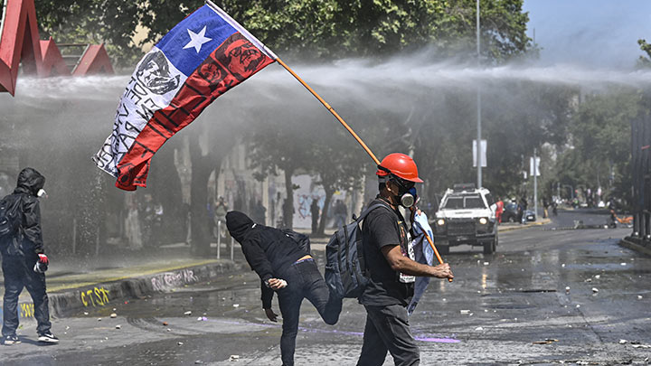 Varios comercios fueron saqueados. En el barrio de Puente Alto, en el sur de la capital./Foto: AFP